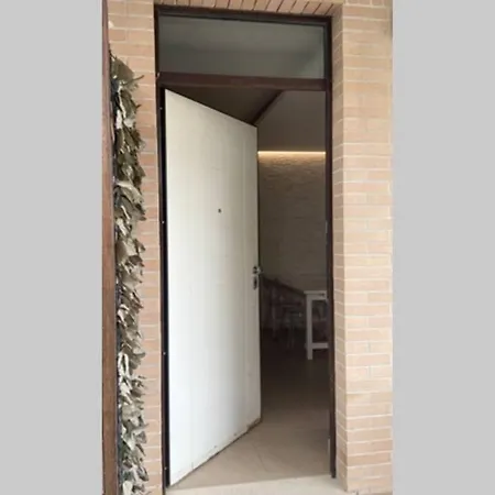 Villa Appartamento Al Piano Terra Con Ingresso Indipendente E Grande Spazio Esterno *