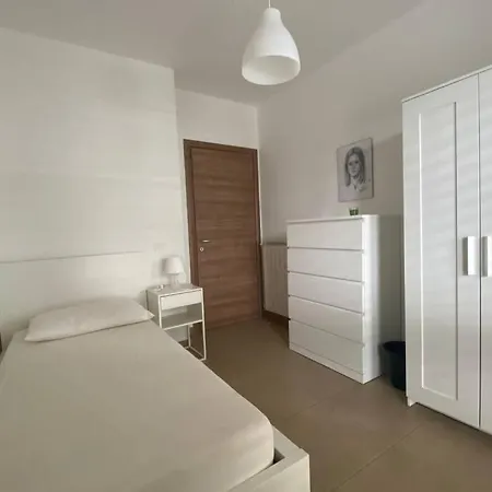 Appartamento Al Piano Terra Con Ingresso Indipendente E Grande Spazio Esterno Vasto