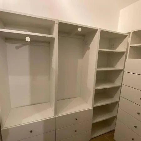 Appartamento Al Piano Terra Con Ingresso Indipendente E Grande Spazio Esterno Villa *