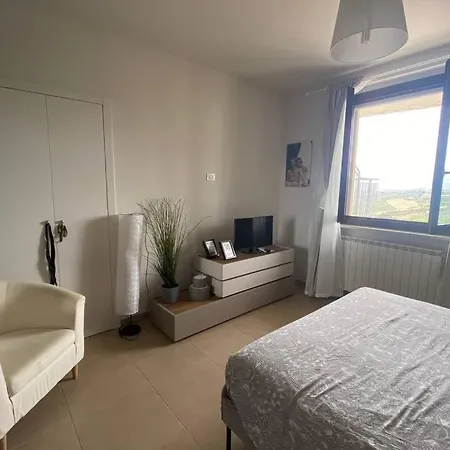 Appartamento Al Piano Terra Con Ingresso Indipendente E Grande Spazio Esterno *