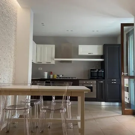 Appartamento Al Piano Terra Con Ingresso Indipendente E Grande Spazio Esterno